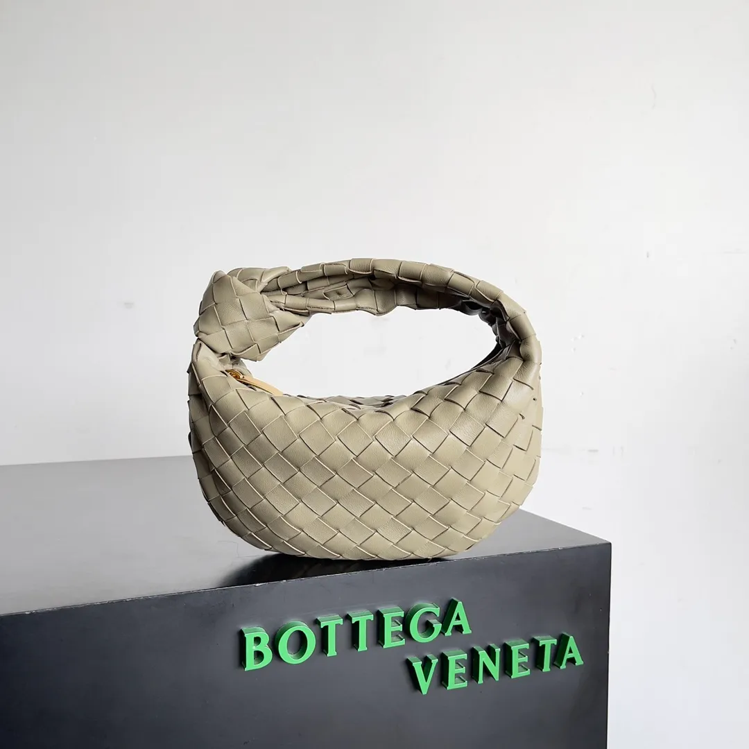 Batch 1120 Bottega veneta͙.——- The latest woven knotted hobo🔥 The top-grade lambskin leather is very soft, the bag shape is unique, practical and durable. It retains the traditional woven elements while being a little more flamboyant ~ Made of hand-woven sheepskin, zipper opening and closing, curved seamless structure, effortless to match. Highly recommended⚠️⚠️⚠️ The most high-end in the market🌈 Welcome to compare [Factory complete package] size: 23x15x5cm.   Model: 651876